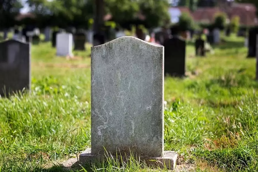 दंपत्ति ने नाबालिग बेटी की हत्या कर कब्रिस्तान में दफनाया