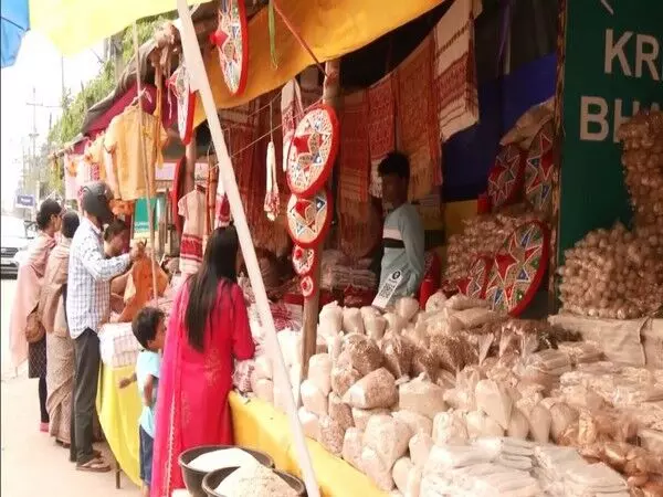 रोंगाली बिहू का उत्साह असम में छाया हुआ, लोग त्योहार से पहले खरीदारी करने के लिए बाजारों में उमड़ रहे