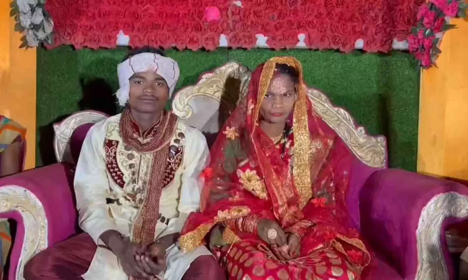 नक्सली इलाके में पूर्व सरपंच के बेटे ने रचाई शादी, देखें VIDEO...