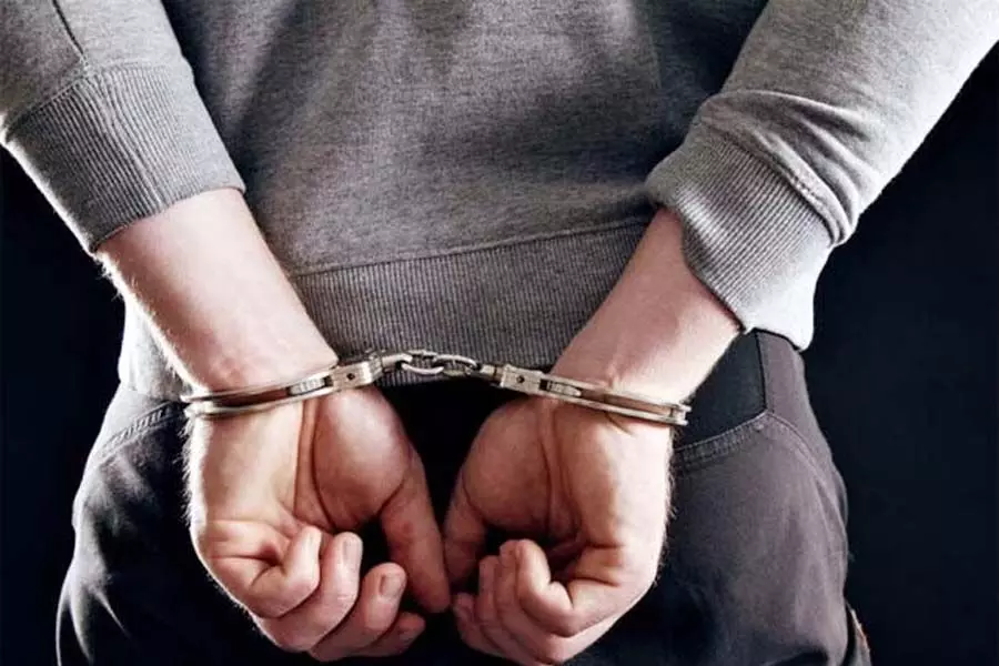 जालसाजी के आरोप में 12 लोग गिरफ्तार, 4 लाख रुपये जब्त किए गए