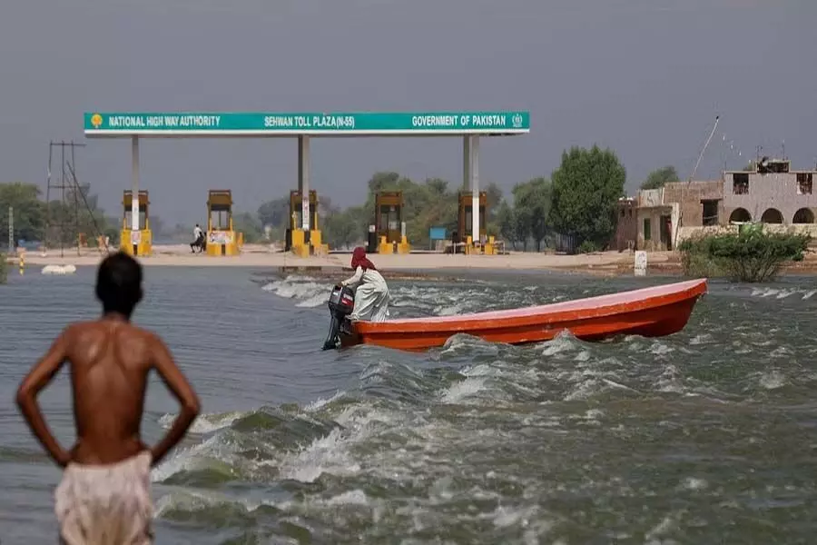 पाकिस्तान में सिंधु नदी में नाव दुर्घटना में ईद का त्योहार मना रहे 10 लोग डूब गए
