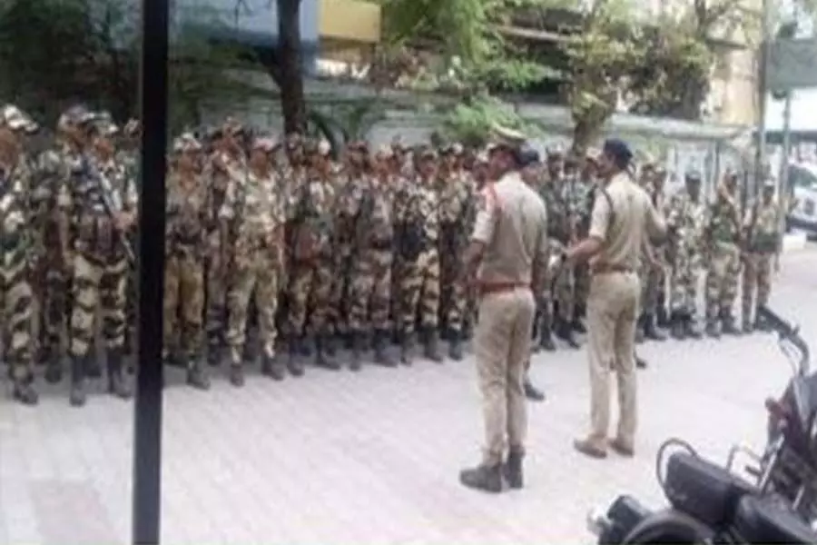 लोकसभा चुनाव से पहले पुलिस, सीआरपीएफ ने हैदराबाद में फ्लैग मार्च किया