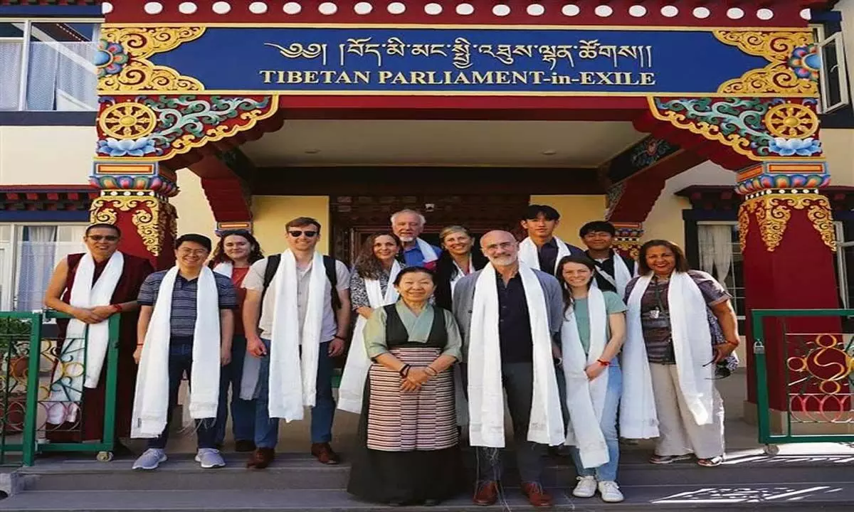 हार्वर्ड के विद्वानों ने निर्वासित तिब्बती संसद का दौरा किया