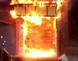 प्रिया फैशन कपड़ा की दुकान में आग लगने से लाखों की संपत्ति जली