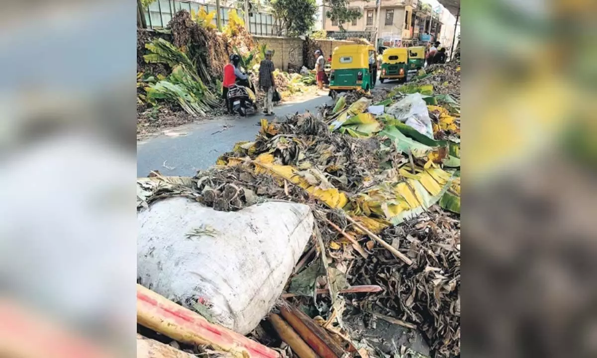 बेंगलुरु के केआर मार्केट में बदबूदार, उपेक्षित, गंदगी, कचरा बिखरा हुआ