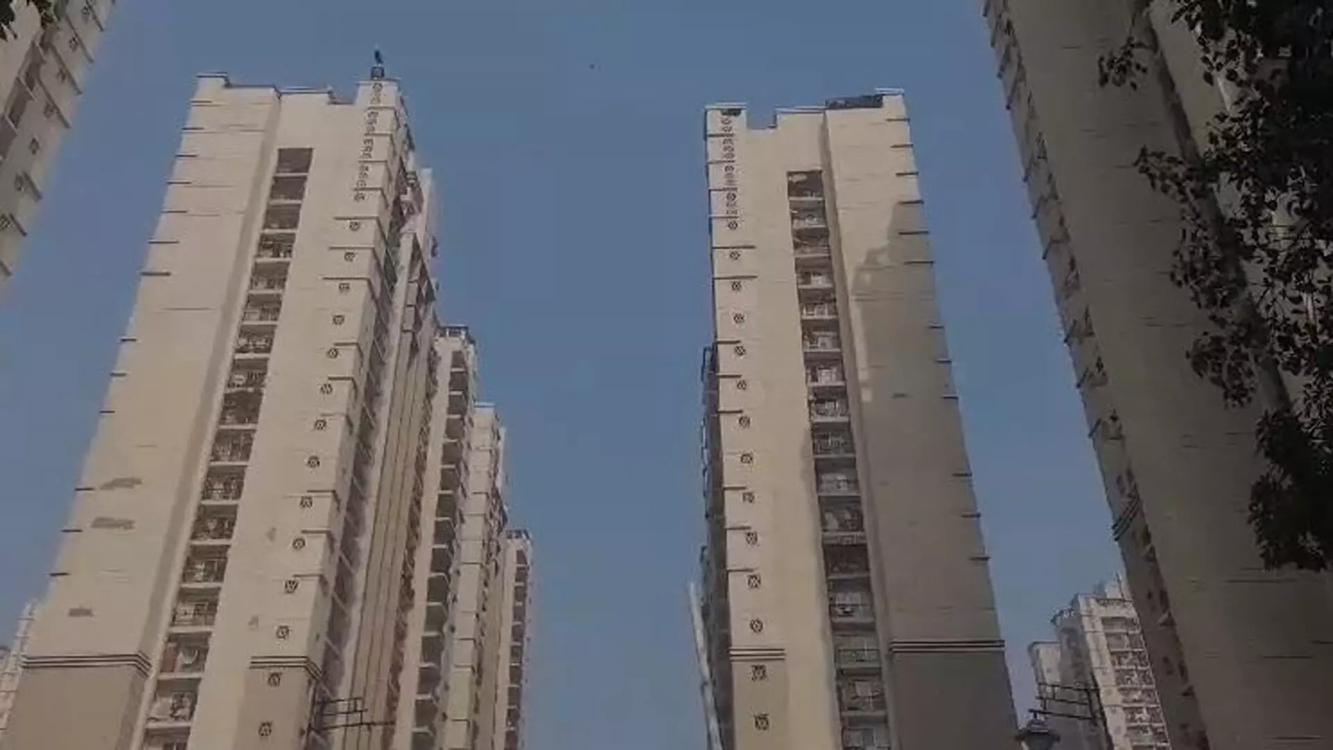 दिल्ली के पास ऊंची इमारत से गिरा छात्र, जेब से मिला सुसाइड नोट