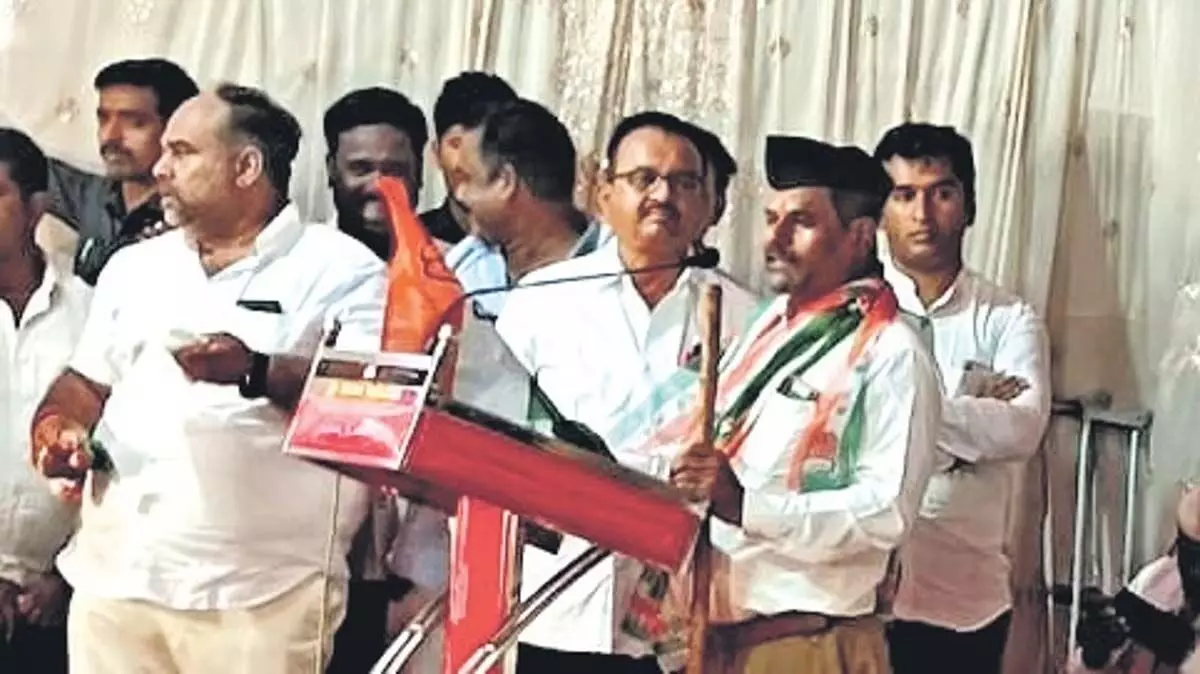 कर्नाटक के एक गांव के भाजपा नेता आरएसएस की वर्दी में कांग्रेस में शामिल हुए