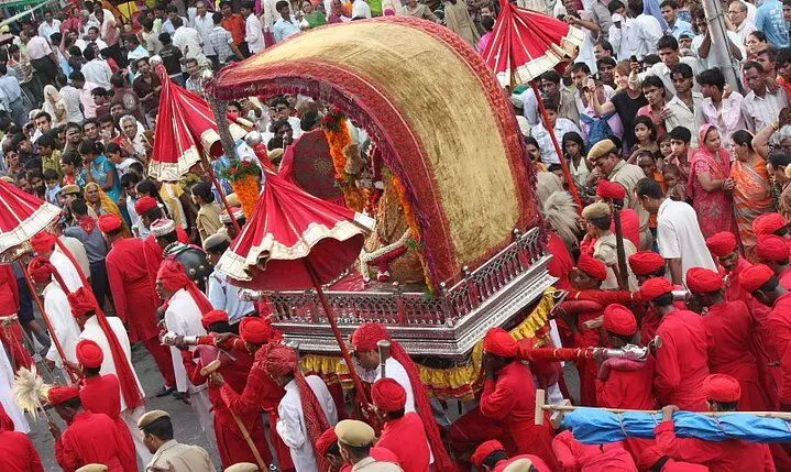 जयपुर में देसी-विदेशी मेहमानों के बीच निकली गणगौर माता की शाही सिवारी
