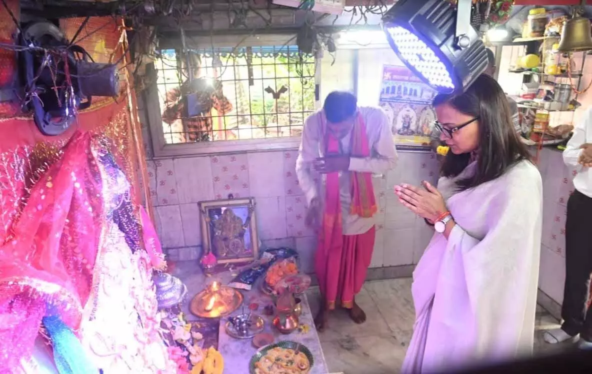 कलेक्टर ऋचा प्रकाश चौधरी ने मंदिर में देवी मां की पूजा अर्चना की