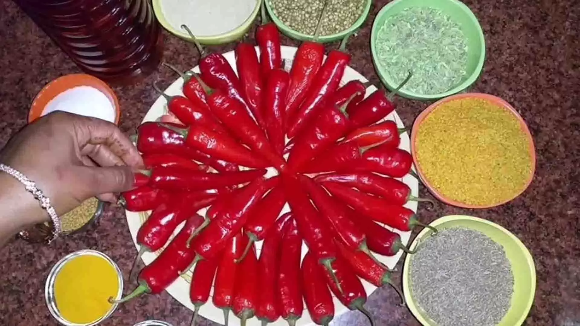 भोजन के साथ ले स्पेशल राई वाली मिर्च का मजा, जानें बनाने का गुजराती तरीका