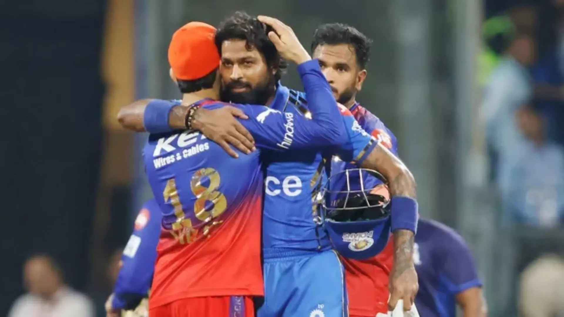 मुंबई की जीत के बाद हार्दिक पंड्या को विराट कोहली ने गर्मजोशी से गले लगाया