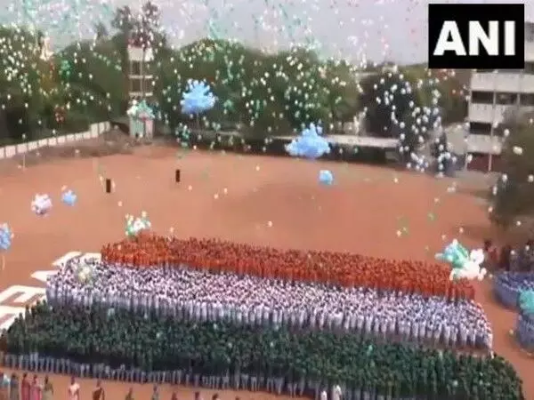 मतदाता जागरूकता को बढ़ावा देने के लिए त्रिची में 5000 स्कूली छात्रों ने गुब्बारे उड़ाए