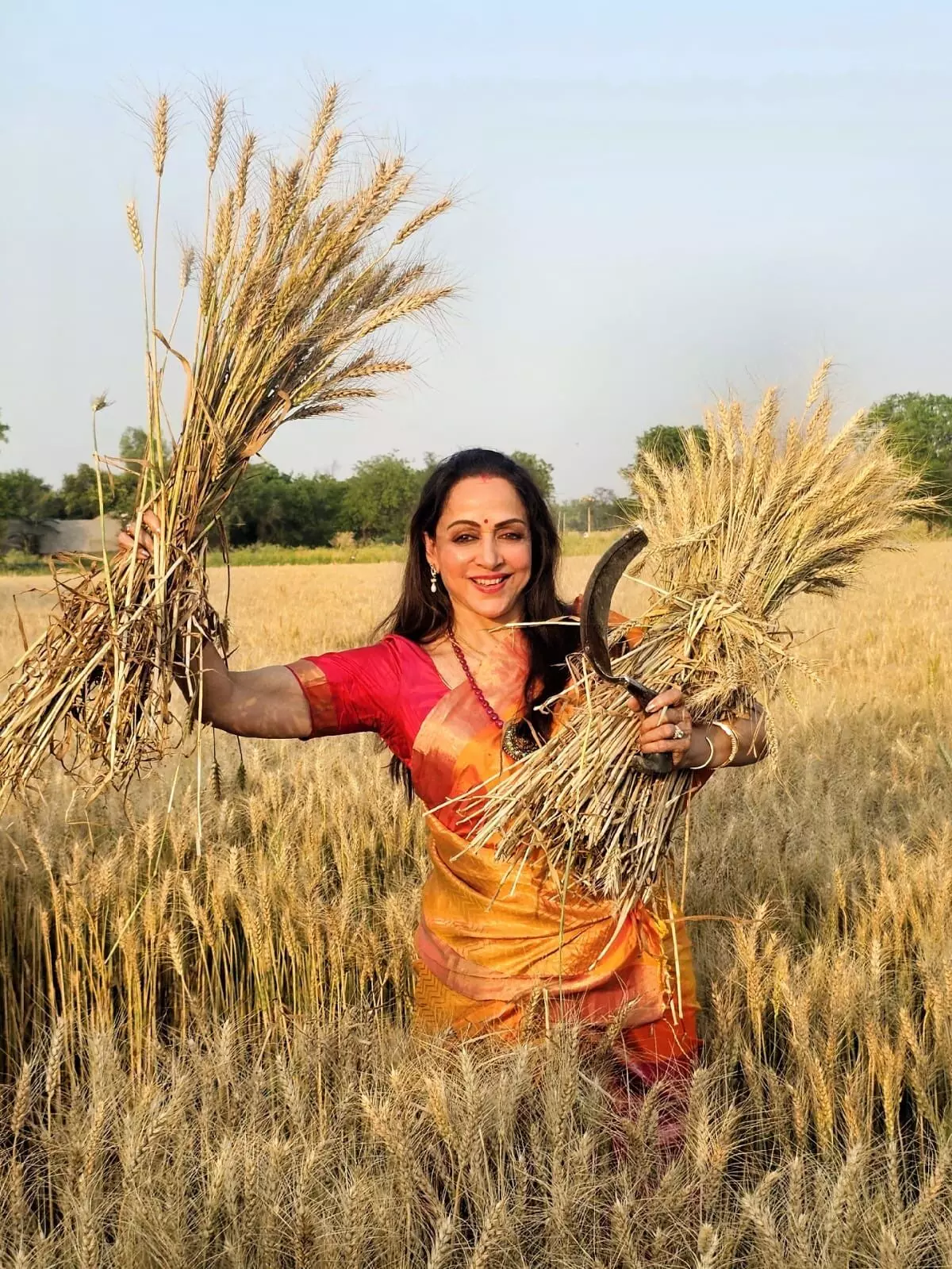 भाजपा की हेमा मालिनी ने मथुरा में चुनाव प्रचार के दौरान किसानों से मुलाकात की