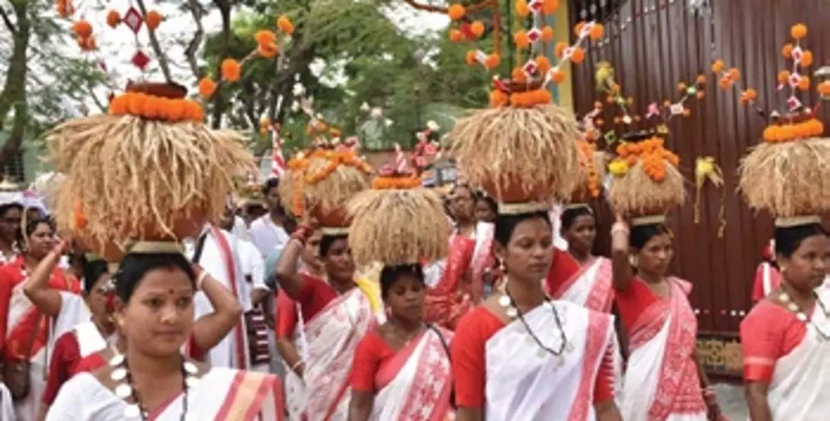 सुंदरगढ़ में हजारों आदिवासी सरहुल त्योहार मनाते