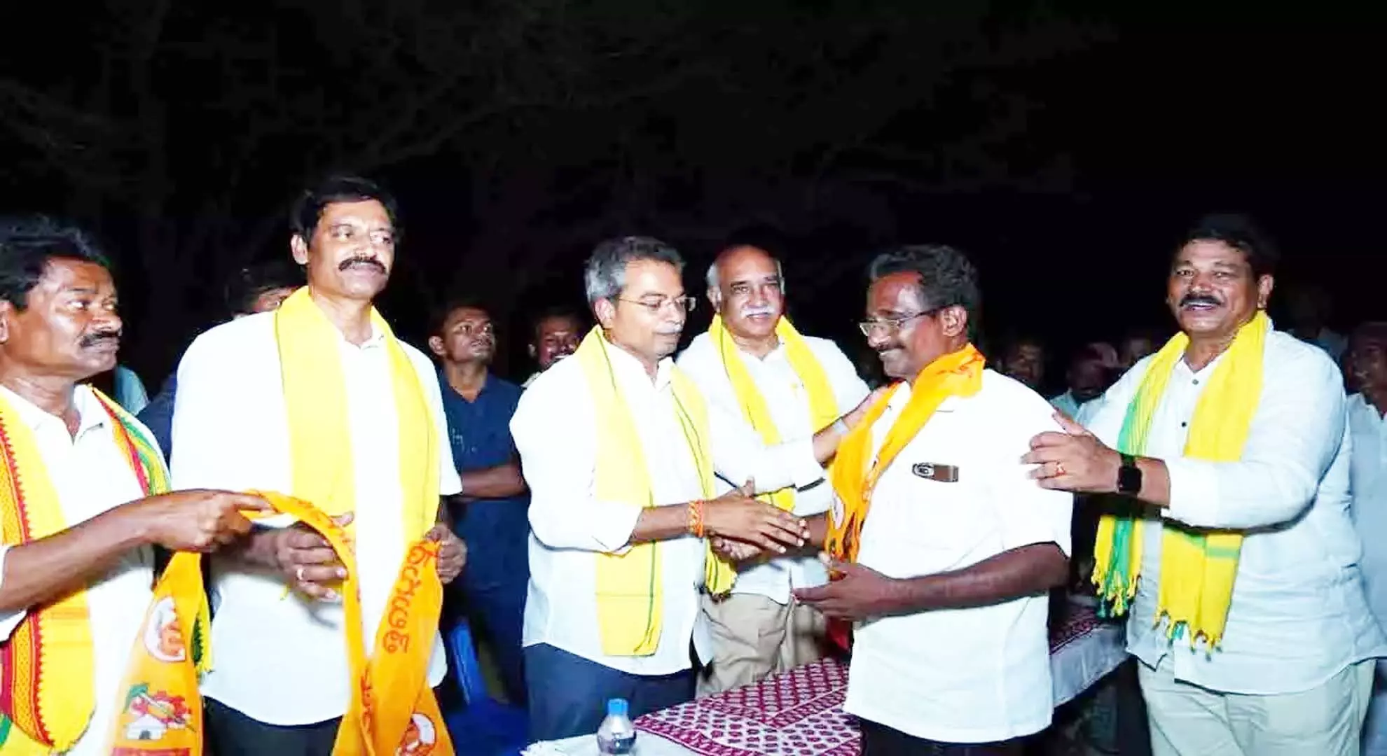 मायलावरम में वाईएसआरसीपी नेता टीडीपी में शामिल हुए