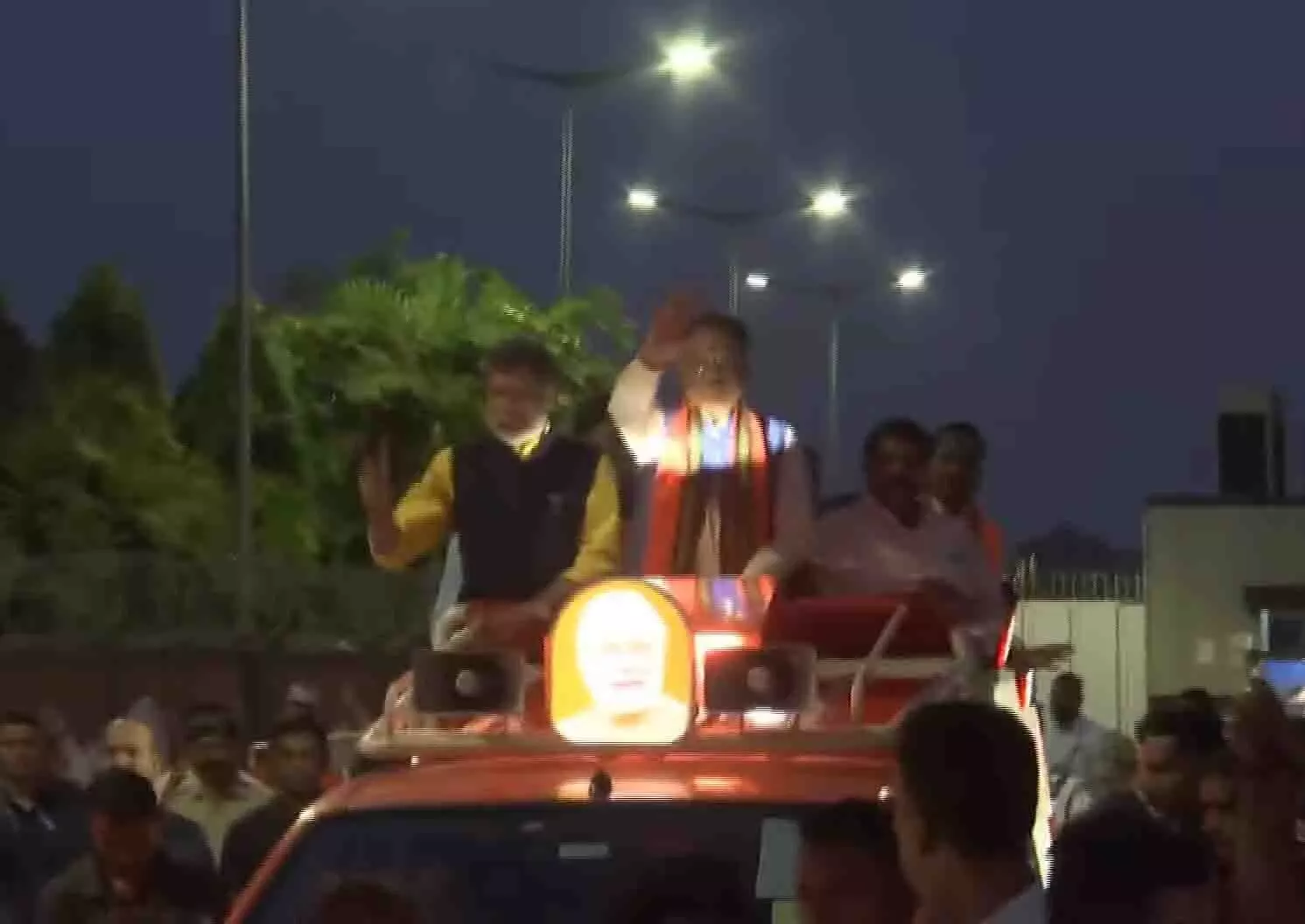 मुख्यमंत्री विष्णुदेव साय ने जगदलपुर में निकाला रोड शो, देखें LIVE VIDEO...