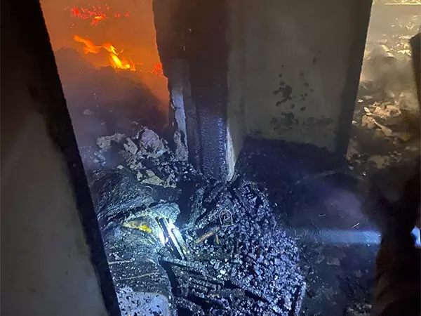 दिल्ली के कोटला मुबारकपुर में कपड़े की दुकान में लगी आग, किसी के हताहत होने की खबर नहीं