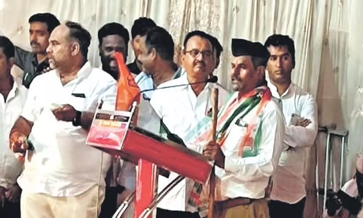कर्नाटक के एक गांव के भाजपा नेता आरएसएस की वर्दी में कांग्रेस में शामिल