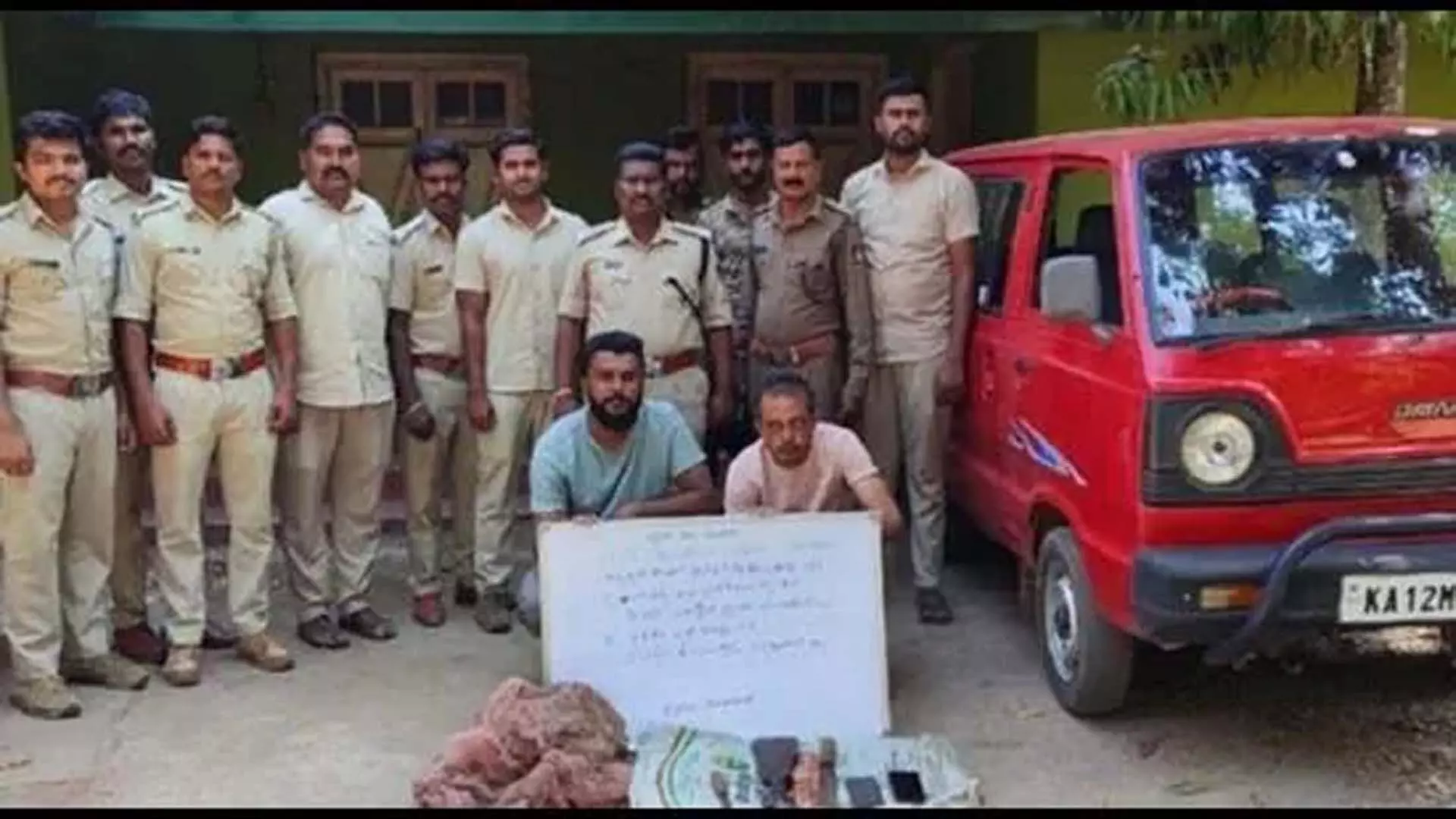 कर्नाटक में दो शिकारी गिरफ्तार, हथियार जब्त