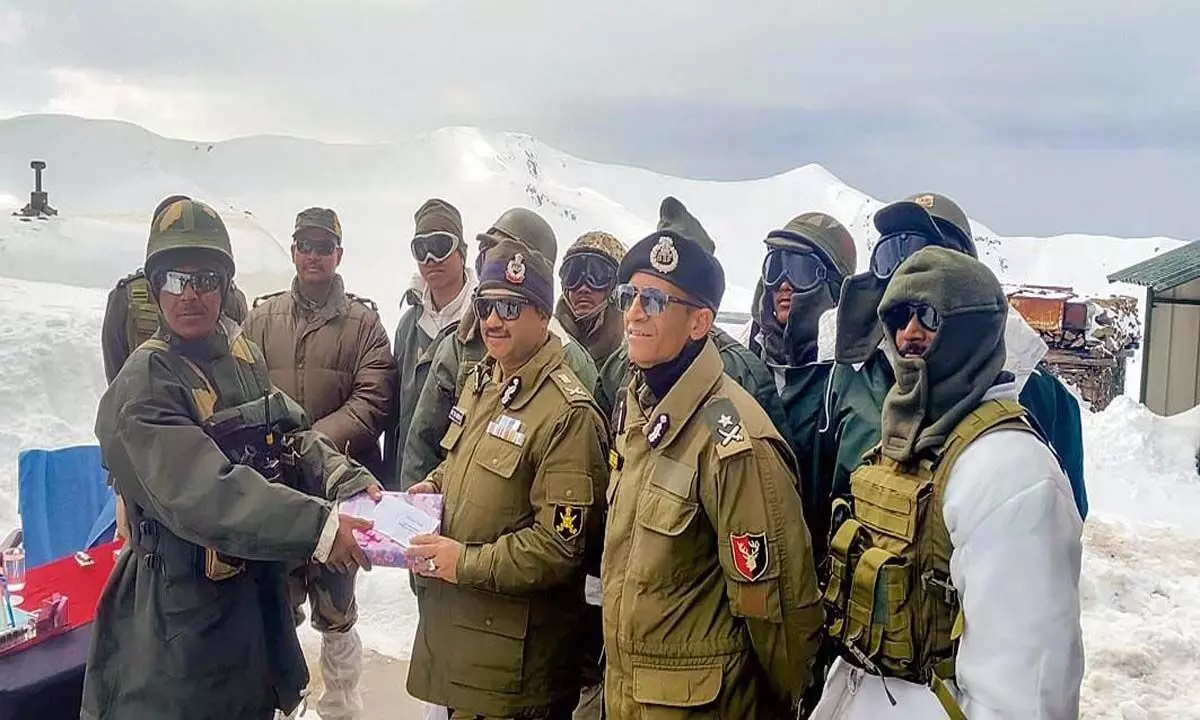 कश्मीर घाटी में बड़े आतंकी ठिकाने का भंडाफोड़