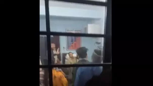 पुलिस ने मुजगहन थाने में हंगामा और तोड़फोड़ करने वालों को लिया हिरासत में, वीडियो