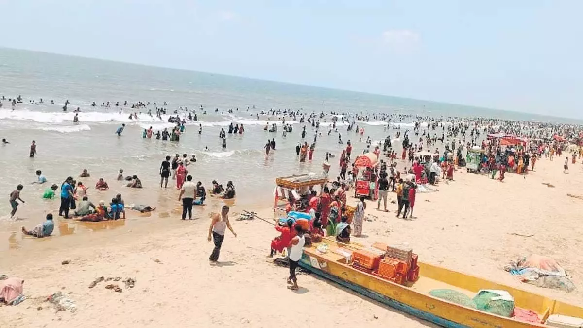 पुलिस ने सूर्यलंका और वोडारेवु समुद्र तटों पर निगरानी बढ़ा दी