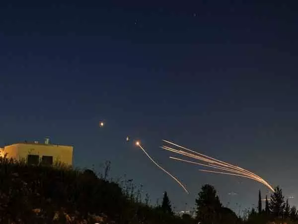 ईरानी दूतावास पर हवाई हमले की जवाबी कार्रवाई की आशंका के बीच हिजबुल्लाह ने उत्तरी इजरायल की ओर दर्जनों मिसाइलें दागीं