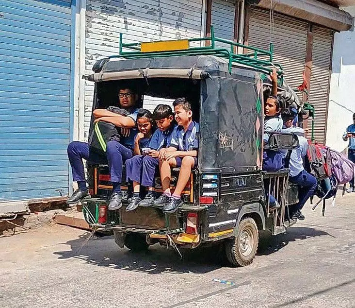 केवल बसों पर ध्यान दें, बच्चों से भरे छोटे वाहन जांच से बच जाते हैं