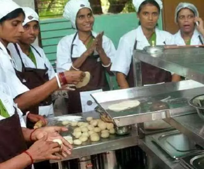 पिछड़ा-अतिपिछड़ा आवासीय छात्रावास में दीदी की रसोई का डीएम अंशुल अग्रवाल ने शुभारंभ किया