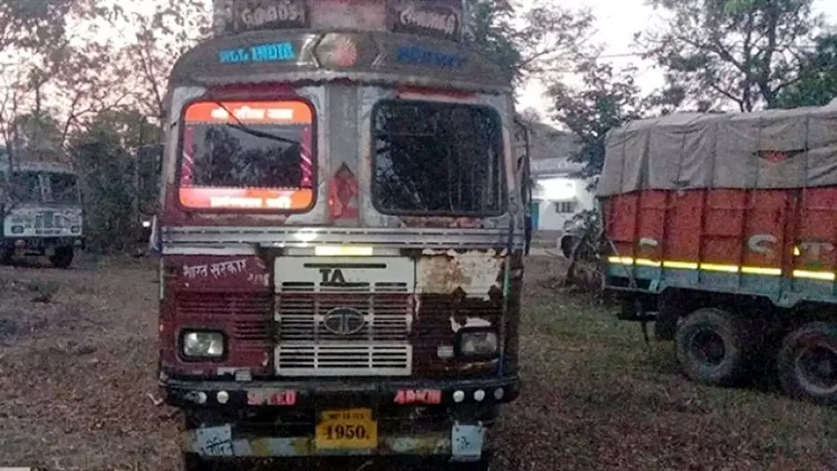 Shahdol : नीलगिरी का अवैध परिवहन वन विभाग ने ट्रक को किया जब्त