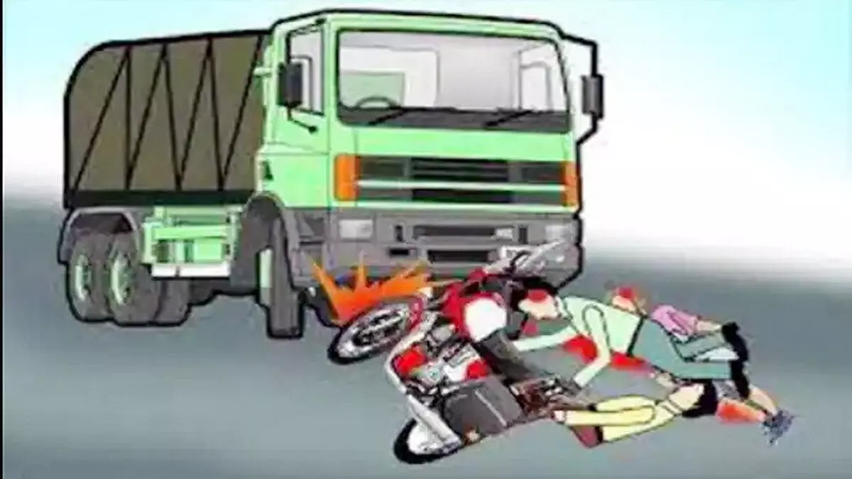 Alwar : ट्रक ने बाइक सवार परिवार को मारी टक्कर, 3 लोगों की मौत छह साल का बच्चा घायल