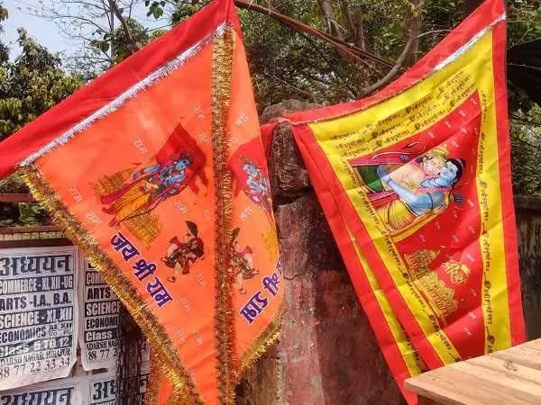 झंडा और बांस की बाजार में काफी चहल पहल देखा जा रहा है, रामनवमी महोत्सव की तैयारी जोरों पर