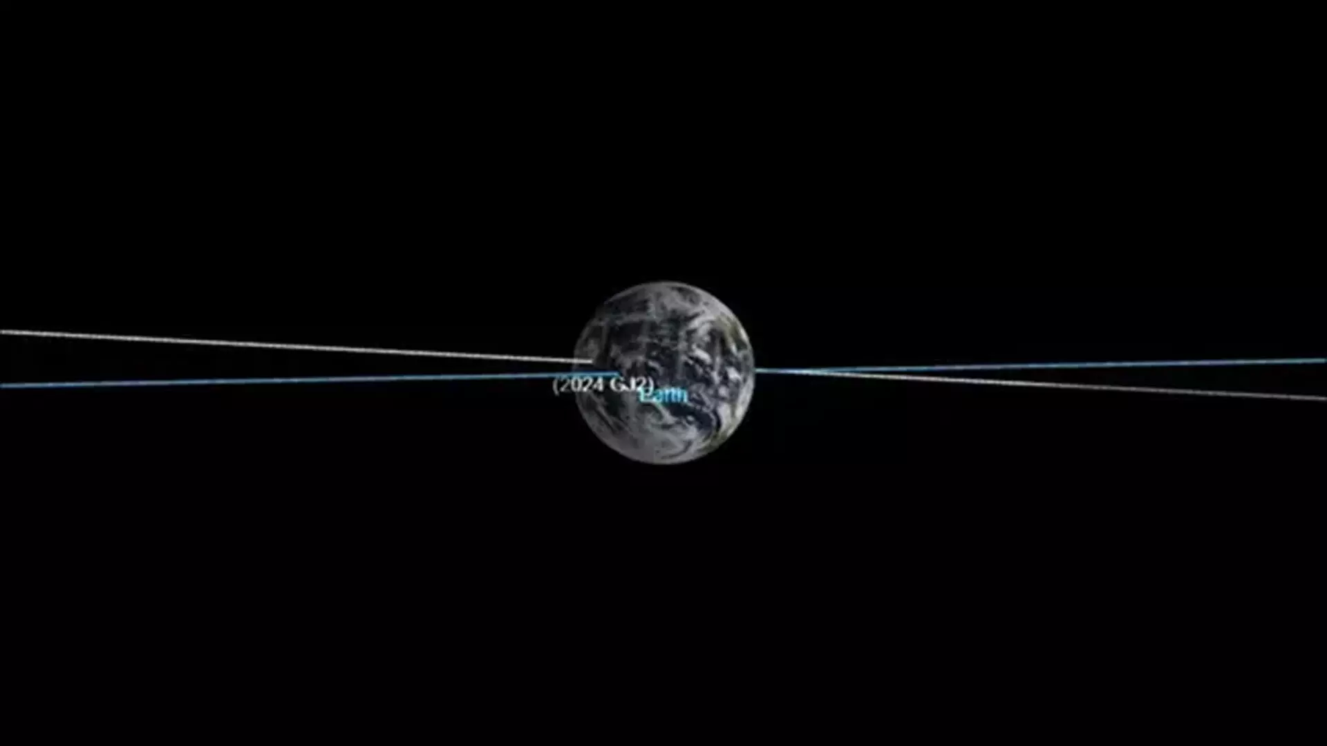 कार के आकार का एस्टेरोइड चंद्रमा की 1/30वीं दूरी पर पृथ्वी के पास से उड़ा