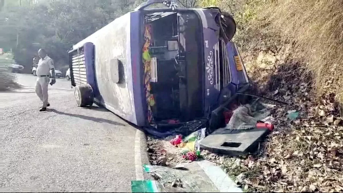 हिमाचल प्रदेश के समेला सुरंग के पास यात्रियों से भरी बस पलटी, 15 श्रद्धालु घायल