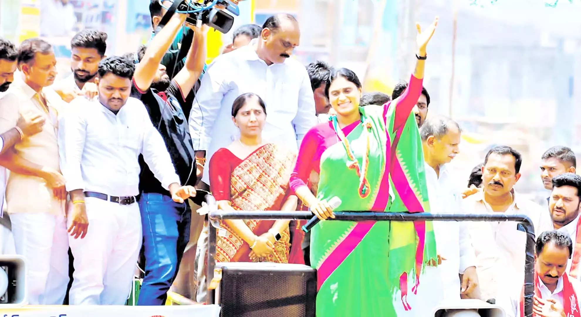 शर्मिला की चुनावी सभा को बाधित करने का प्रयास