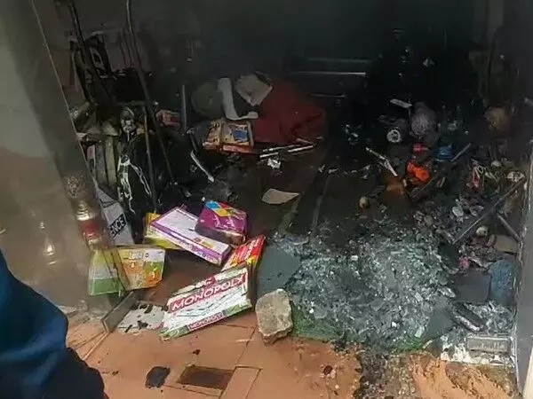 दुकान में लगी आग, किसी के हताहत होने की सूचना नहीं दी गई