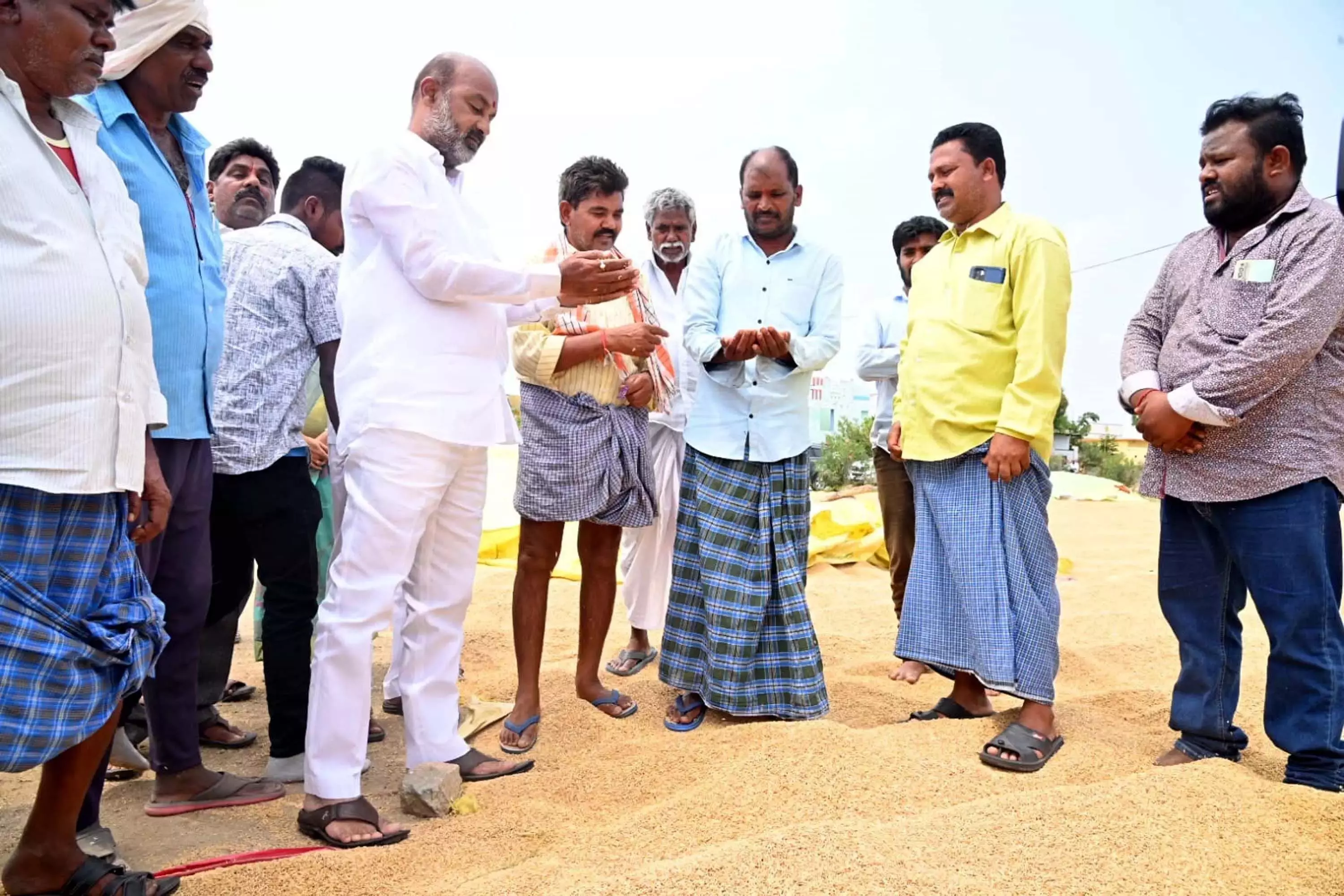बिचौलिया प्रथा बंद करें, किसानों की मदद करें: बंदी संजय