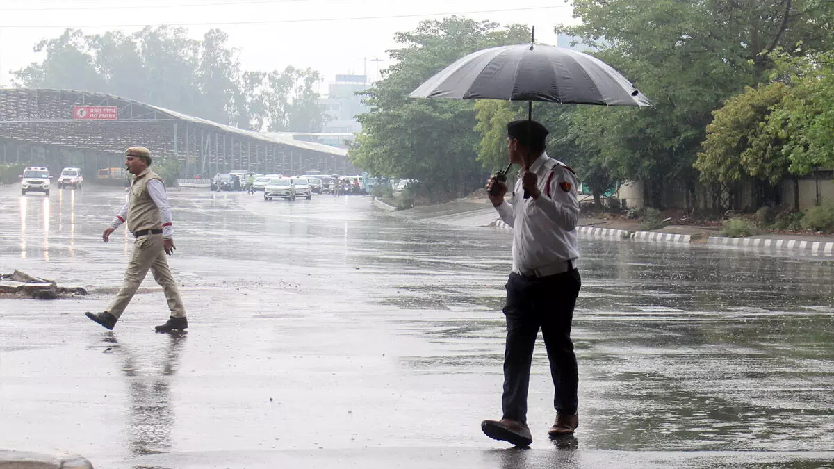 Weather : मथुरा में तीन दिन तक जिले में तेज हवाएं और बारिश होने का अलर्ट जारी