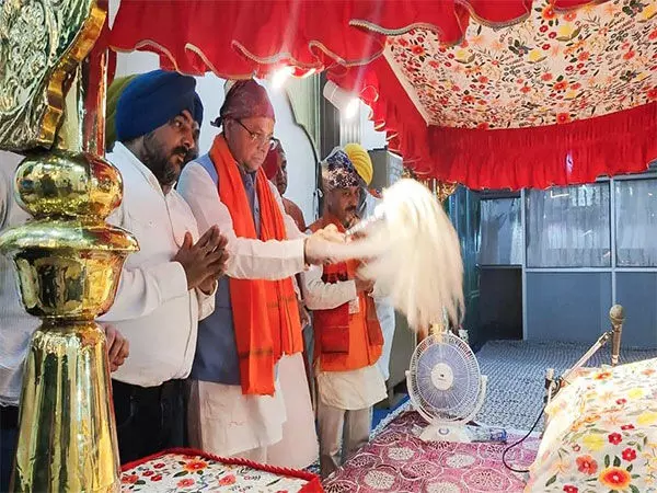 मुख्यमंत्री पुष्कर सिंह धामी ने बैसाखी के अवसर पर गुरुद्वारा नानकपुरा में प्रार्थना की
