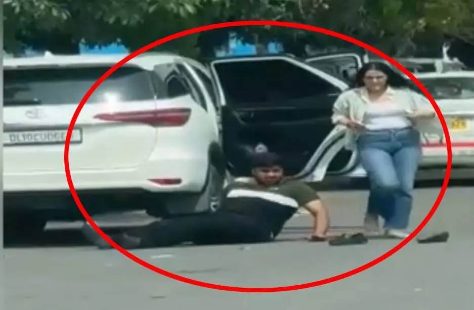 छात्रों ने युवक को कार से खींचकर बाहर गिराकर बुरी तरह लात घूंसों से मारा, फिर लड़की ने...VIDEO