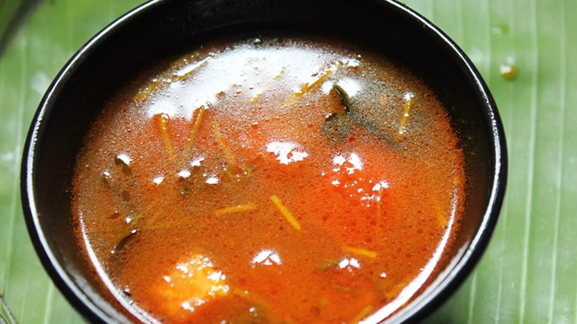 स्वादिष्ट और आरामदायक दक्षिण भारतीय स्वादिष्ट टमाटर रसम बनाएं