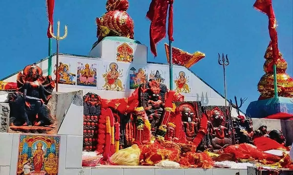 मंडी में नवरात्रि पर शिकारी देवी मंदिर में श्रद्धालुओं की भीड़ उमड़ रही