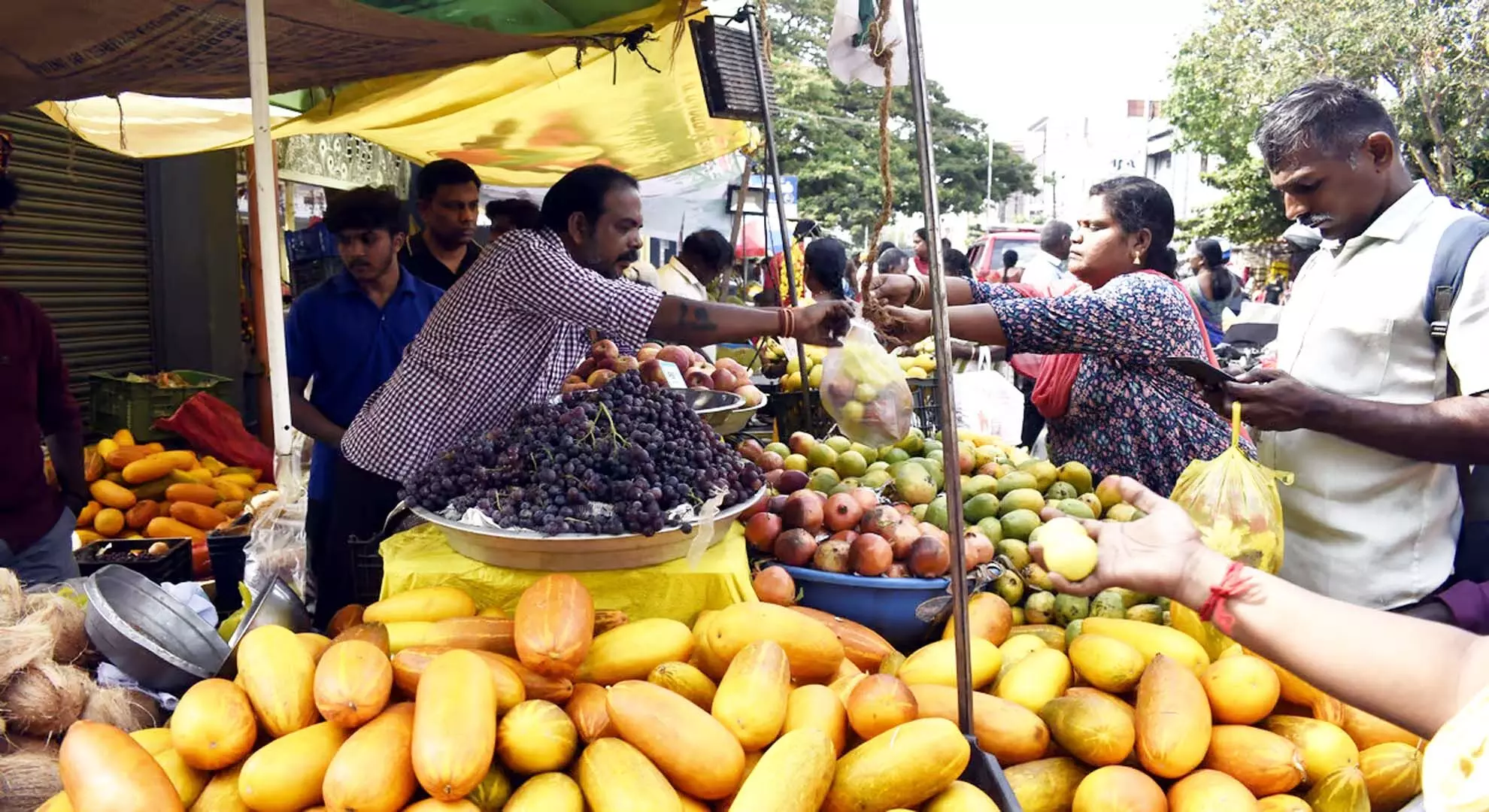 तमिलनाडु में त्योहारी मांग के कारण फल और फूलों की कीमतें बढ़ीं