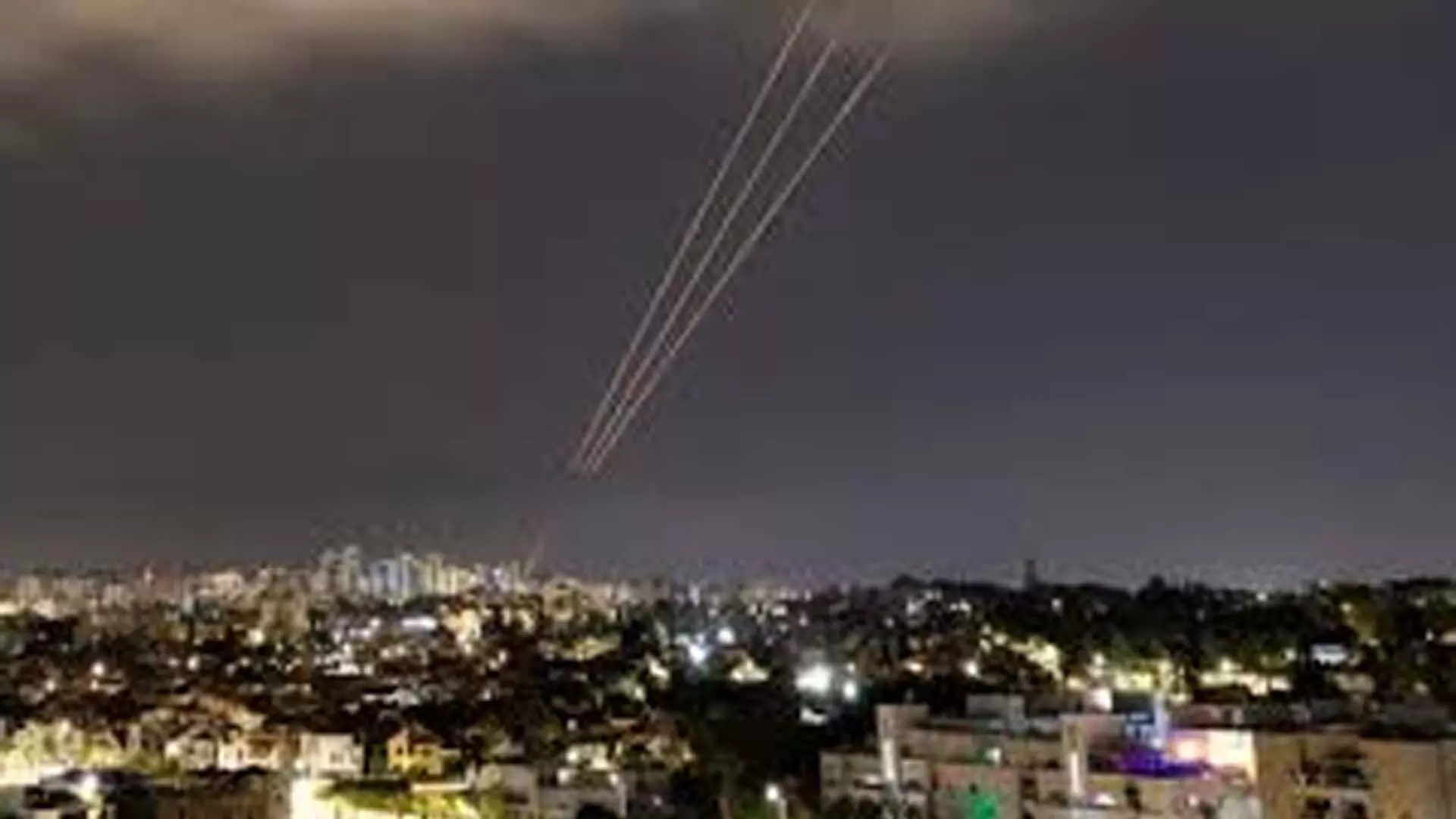ईरान इजराइल के खिलाफ बड़े पैमाने पर ड्रोन, मिसाइल हमले