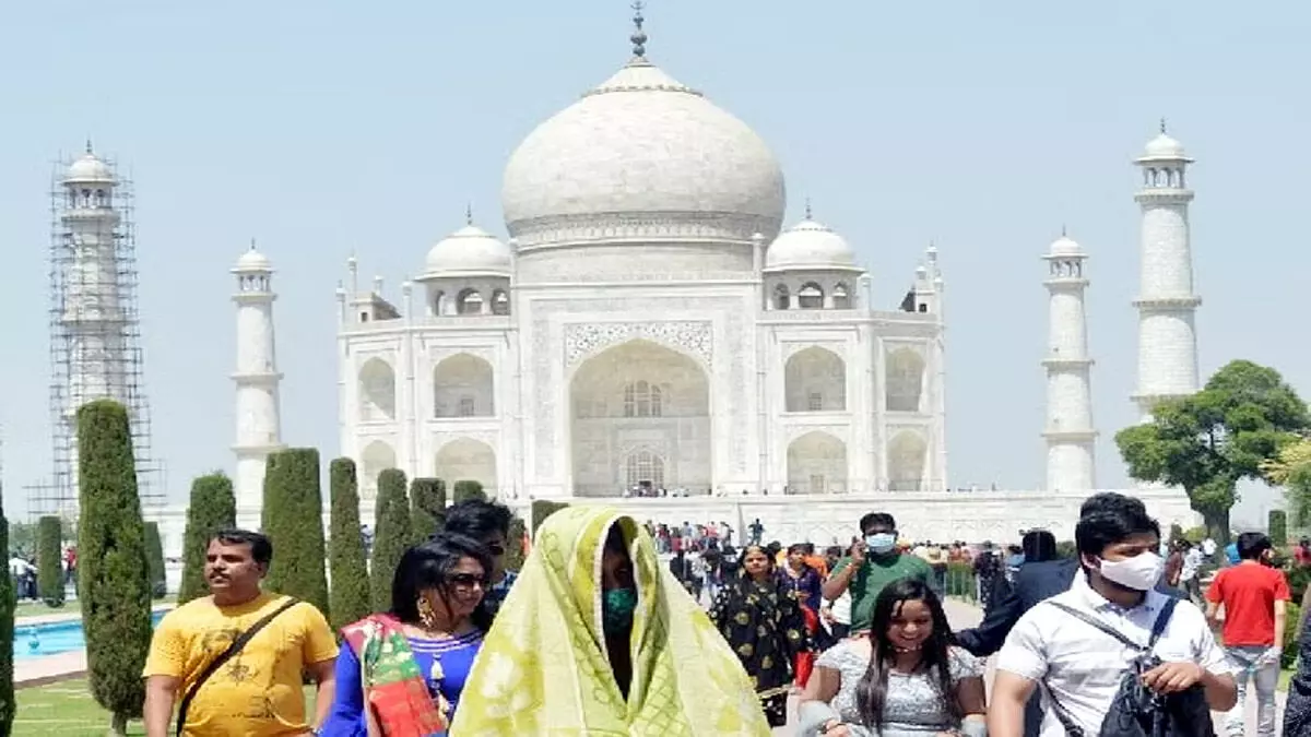 ताज पर गर्मी 40 डिग्री के पार चल रहे पारे में पर्यटक पानी के लिए परेशान