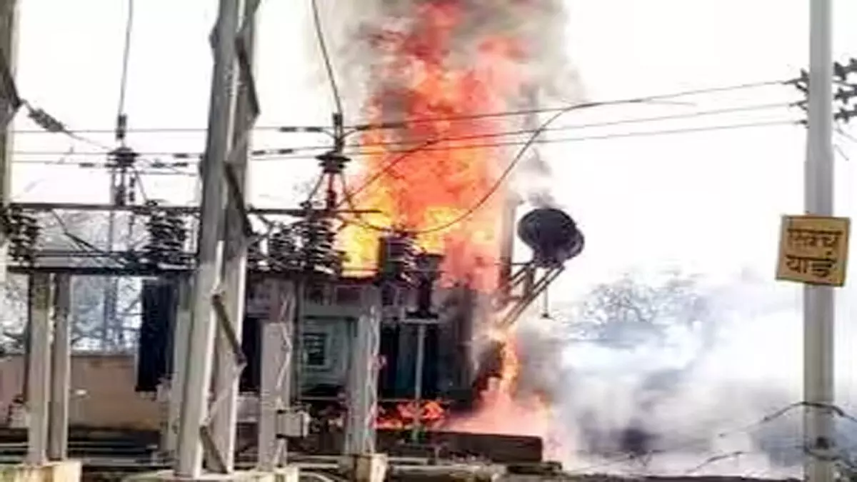Damoh  : पावर हाउस पर बिजली गिरने से लगी आग, एसएसटी टीम के उड़े पंडाल