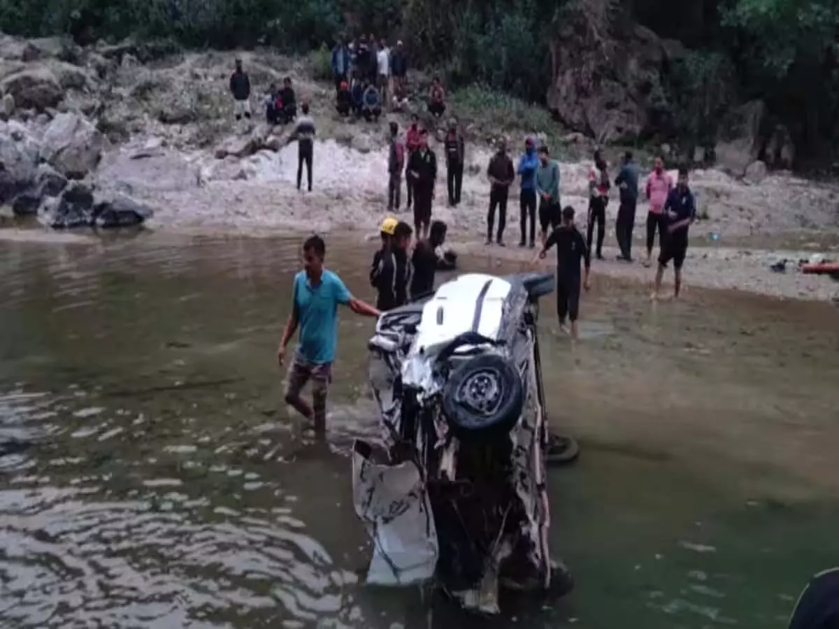 सीधे नदी में जा गिरी कार, 4 की मौत