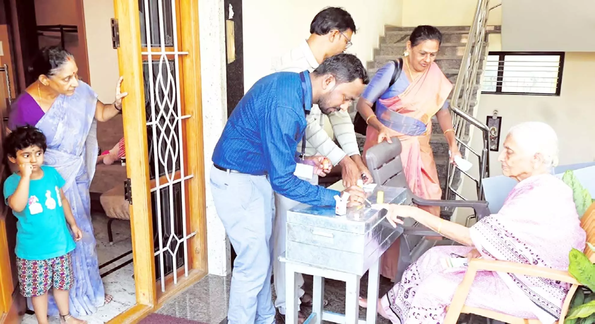 बेंगलुरु में पहले दिन घर से 4,459 लोगों ने वोट किया