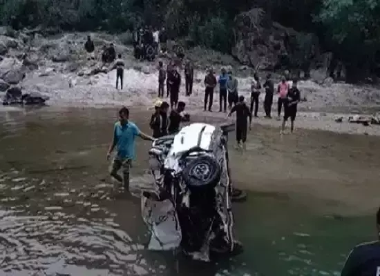 बागेश्वर जिले के बालीघाट धरमघर मोटर मार्ग पर 300 मीटर गहरे खाई में गिरी कार, चार की हुई मौत