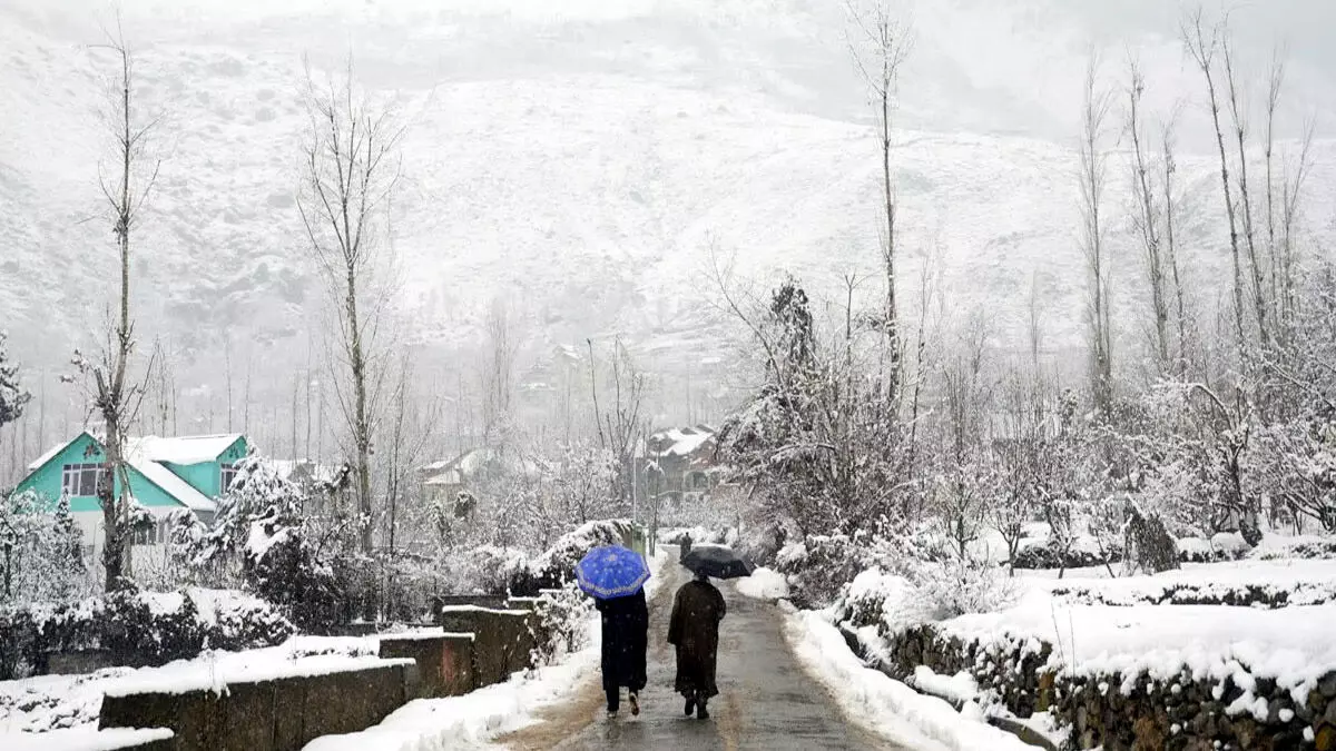 जम्मू कश्मीर के कई हिस्सों में बारिश-बर्फबारी, 16 अप्रैल तक बिगड़ा रहेगा मौसम